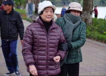 Nguy hiểm của thời tiết lạnh với người cao tuổi và cách xử trí