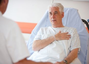 Máy điện trường cao áp hỗ trợ bệnh tim mạn tính ở người già