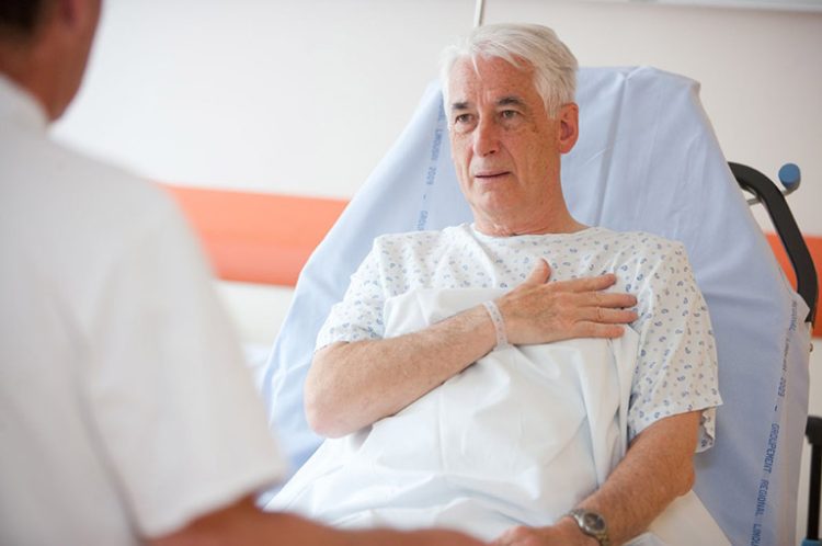 Máy điện trường cao áp hỗ trợ bệnh tim mạn tính ở người già