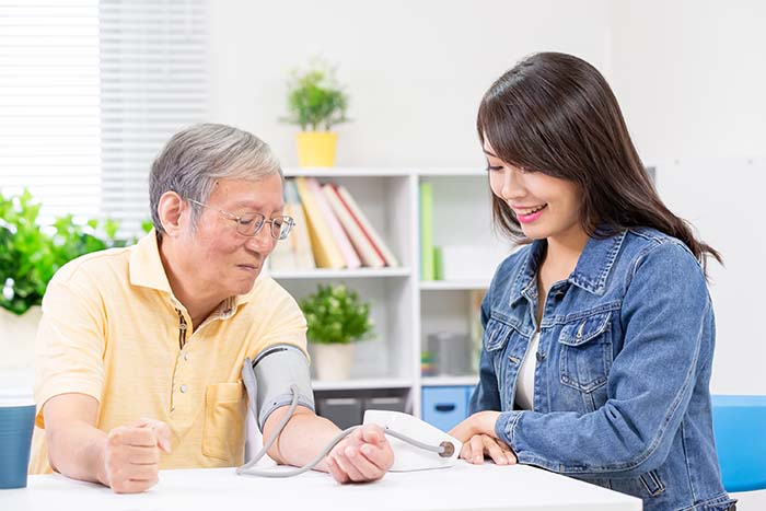 Cách hạ huyết áp cho người lớn tuổi