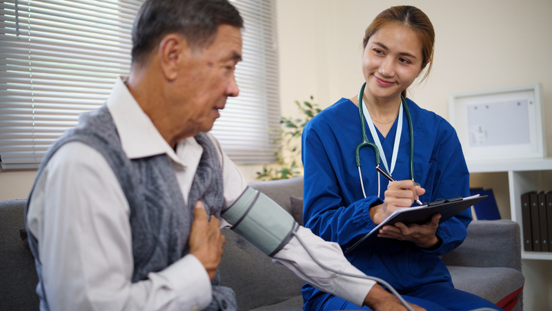 Chăm sóc sức khỏe người cao tuổi và khám sức khỏe định kỳ giúp phát hiện bệnh sớm và điều trị kịp thời