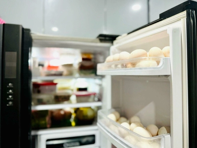 Thực phẩm tích trữ lâu trong tủ lạnh có nguy cơ biến chất, dễ ngộ độc. Ảnh: Lục Bảo