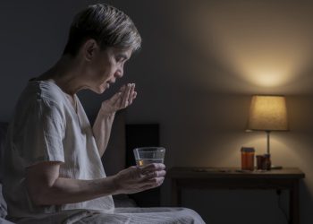 Dùng thuốc trị mất ngủ ở người cao tuổi cần lưu ý gì?