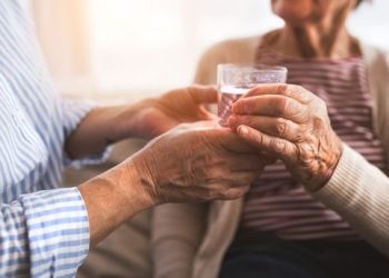 Nguy hiểm của thời tiết lạnh với người cao tuổi và cách xử trí