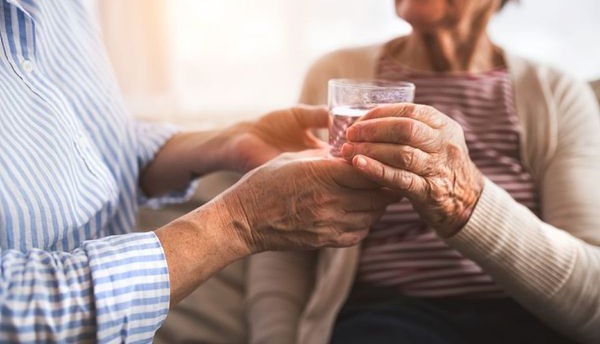 Nguy hiểm của thời tiết lạnh với người cao tuổi và cách xử trí