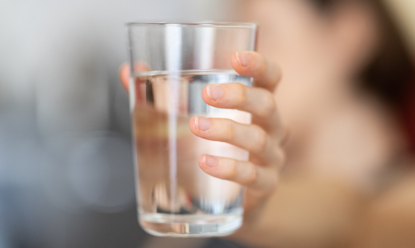 Uống đủ nước có thể giúp giảm nguy cơ đột quỵ và bệnh tim mạch- Ảnh 1. Uống đủ nước có thể giúp giảm nguy cơ đột quỵ và bệnh tim mạch- Ảnh 1.